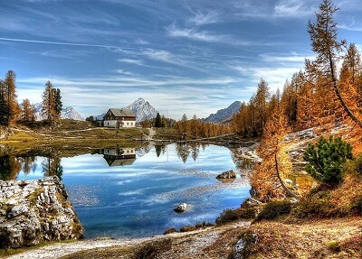 Paysage de montagne et lac en automne