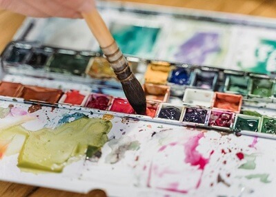 Pinceau et palette d'aquarelle