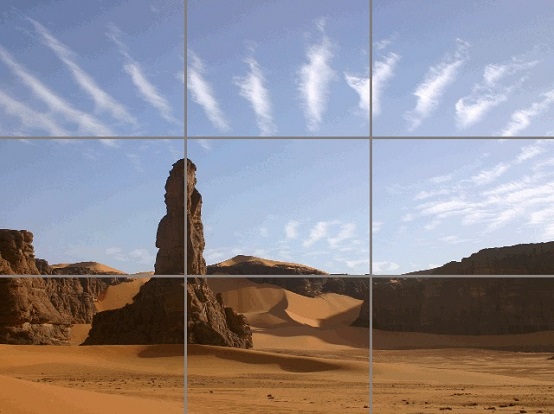 Photo de désert avec 2 lignes parallèles verticales et 2 horizontales selon la règle des tiers