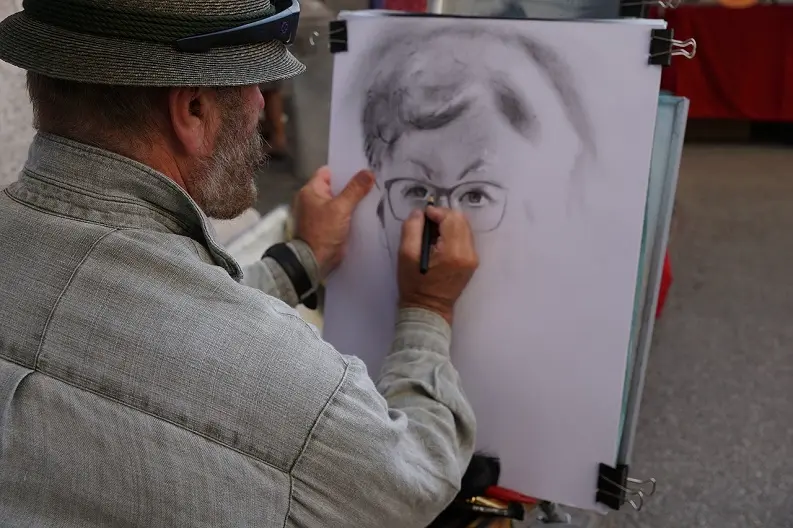 Un artiste qui dessine un portrait