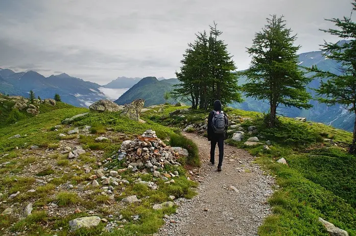 Un randonneur en montagne sur un chemin
