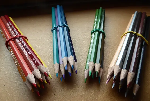 Crayons de couleurs Prismacolor Verithin regroupés par couleur