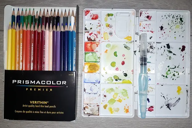 Crayons de couleur Prismacolor, palette pour l'aquarelle et pinceau